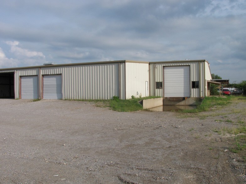 More Photos Of 810-812 SE 3rd St, Lawton Light Manufacturing For Sale