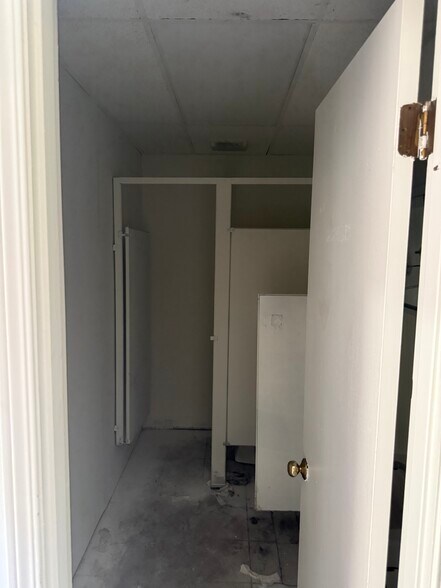 More Photos Of 3335 35th Ave N, Birmingham Manufacturing For Lease