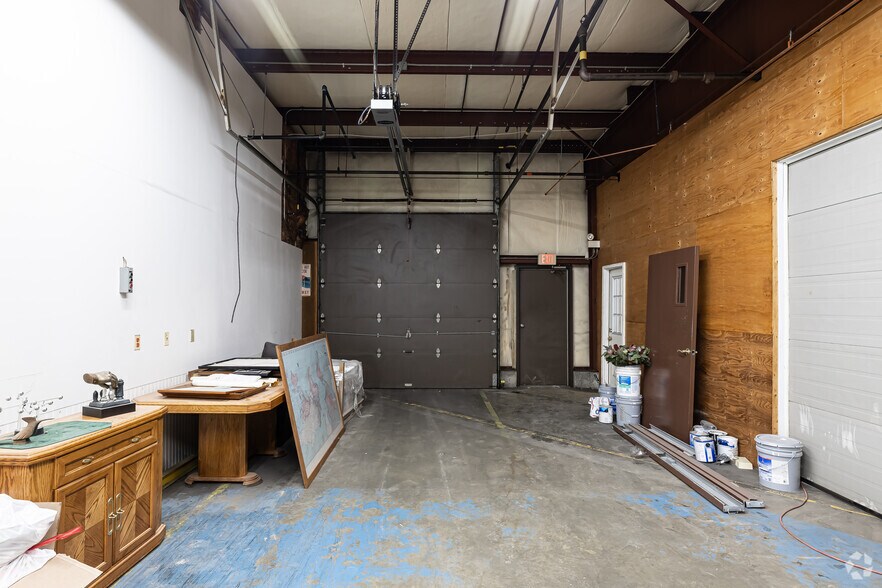 More Photos Of 198-202 Benton Dr, East Longmeadow Warehouse For Lease