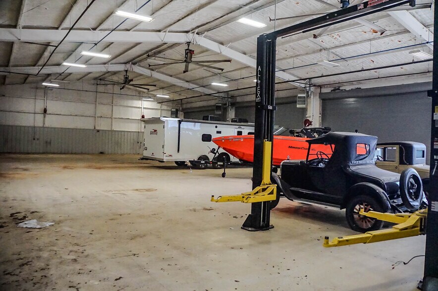More Photos Of 3015 Fort Worth Hwy, Hudson Oaks Auto Dealership For Lease