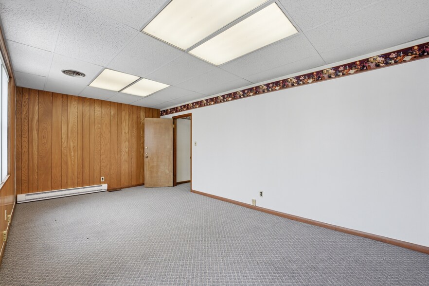 More Photos Of 29 Jarvis St, Fort Erie Office For Sale