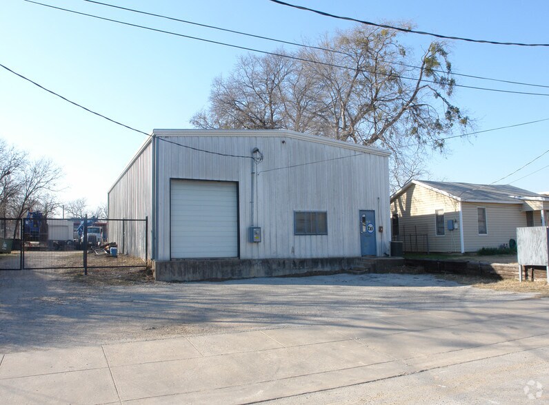 More Photos Of 2101 Delante St, Haltom City Warehouse For Lease