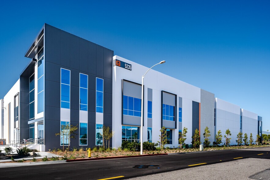 More Photos Of 5235 E Hunter Ave, Anaheim Distribution For Lease
