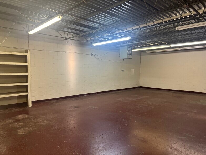 More Photos Of 261 Suburban Ave, Deer Park Warehouse For Lease