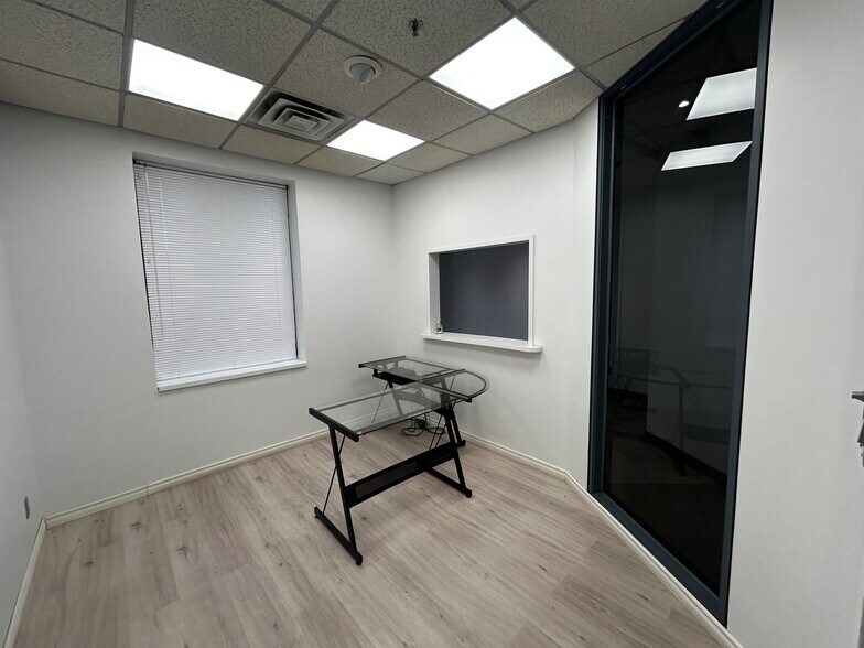 More Photos Of 1105 Crestlawn Dr, Mississauga Industrial For Lease