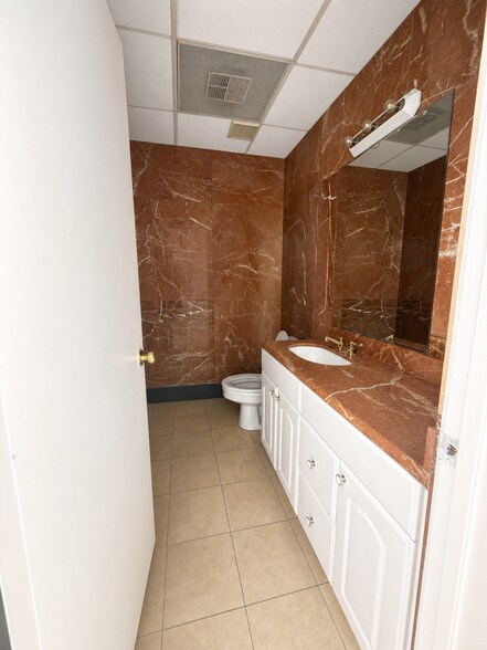 More Photos Of 6445 Burlington Dr, Houston Warehouse For Lease