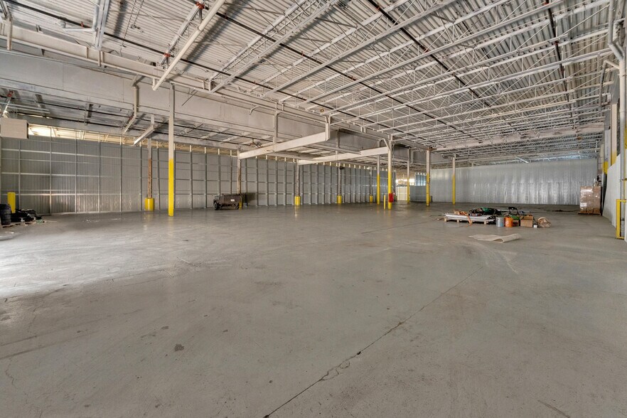 More Photos Of 3324 Marentette Av, Windsor Warehouse For Lease