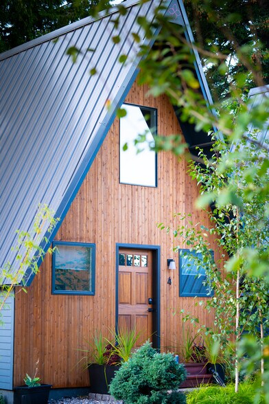 More Photos Of 37 NW Second St, Stevenson Hospitality For Sale