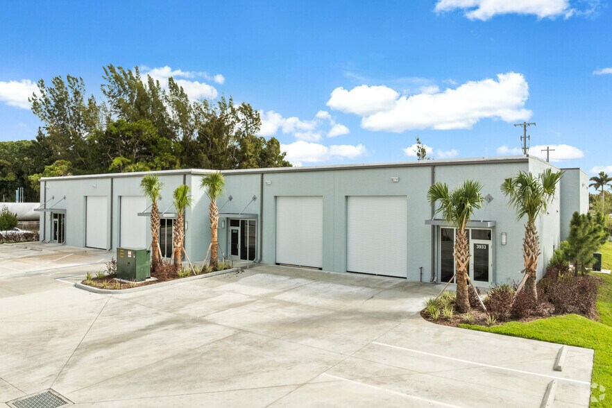 More Photos Of 3931 SE Commerce Ave, Stuart Warehouse For Lease