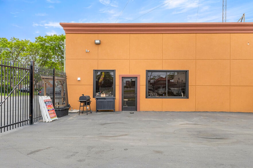 More Photos Of 8301 W Chicago, Detroit Flex For Sale