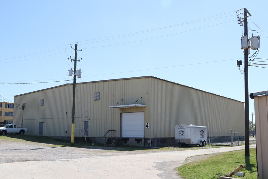 More Photos Of 401 7th St, Birmingham Warehouse For Lease