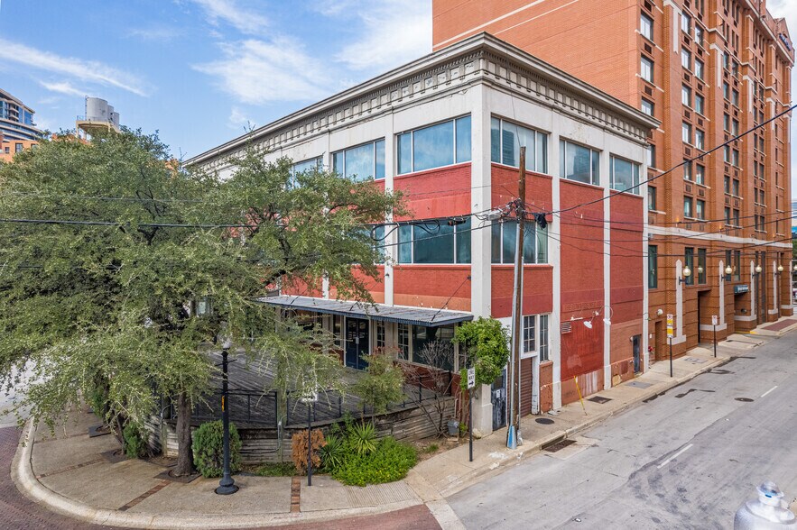 More Photos Of 1800 N Market St, Dallas Restaurant For Lease
