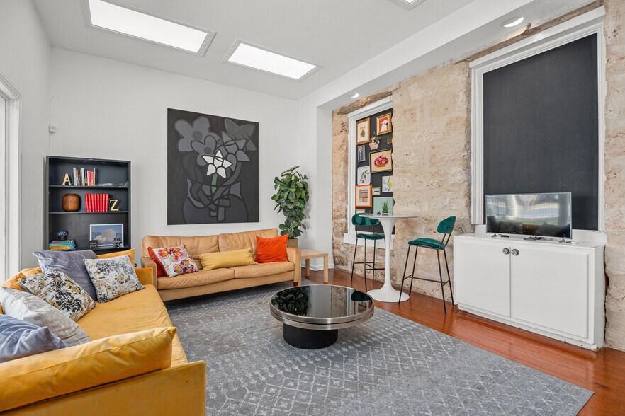 More Photos Of 1002 N Flores St, San Antonio Loft Creative Space For Lease