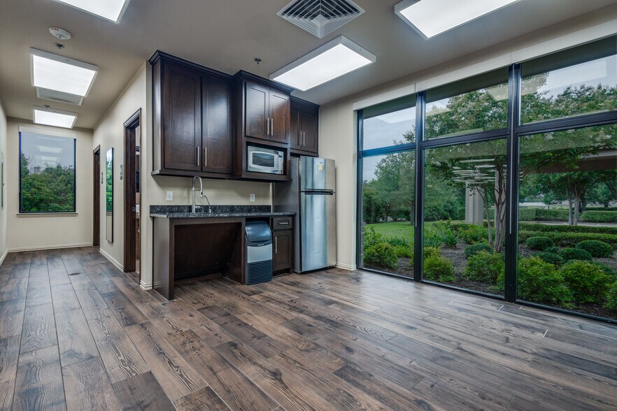 More Photos Of 6200 Stone Hill Farms Pky, Flower Mound Loft Creative Space For Sale