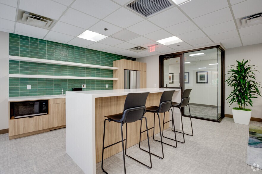 More Photos Of 1811 S Alma School Rd, Mesa Unknown For Lease