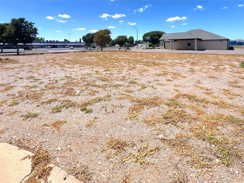 More Photos Of 621 E Broadway St, Altus Office Residential For Sale