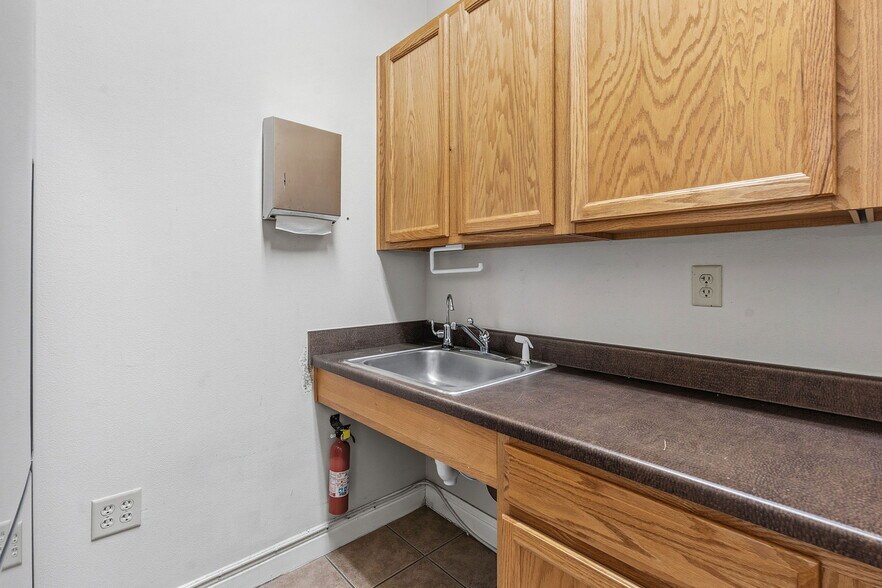 More Photos Of 13284 Pond Springs Rd, Austin Office For Sale