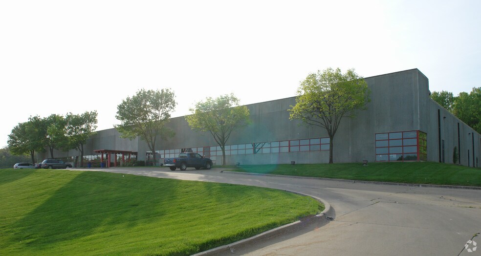 More Photos Of 1202 Thomas Beck Rd, Des Moines Flex For Lease