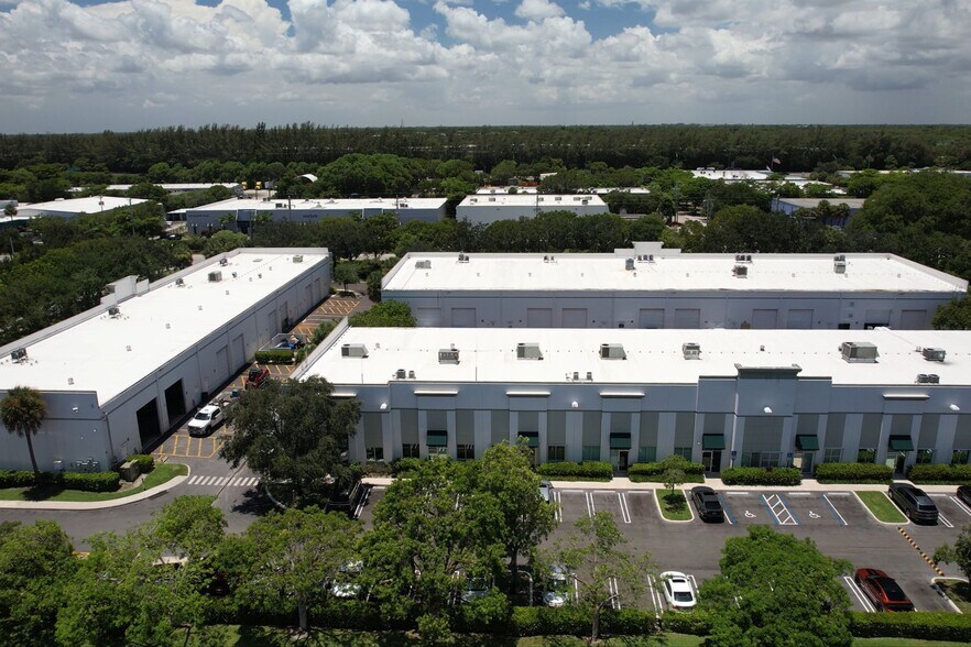 More Photos Of 2721 NW 19th St, Pompano Beach Showroom For Lease