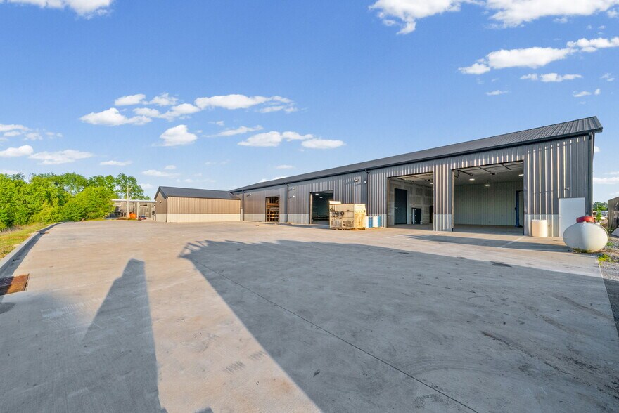 More Photos Of 1040 Smokestack Dr, Clarksville Warehouse For Lease