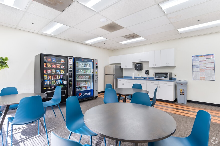 More Photos Of 4901-4911 Central Ave, Richmond Showroom For Lease