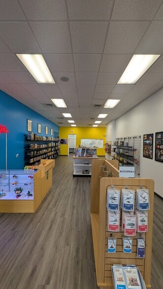 More Photos Of 2775 Tyrone Blvd N, Saint Petersburg General Retail For Lease