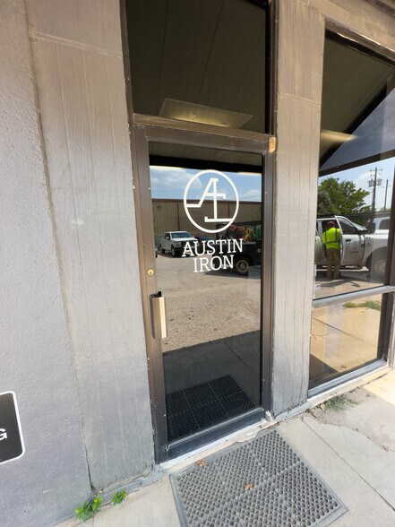 More Photos Of 9606 Old Manor Rd, Austin Warehouse For Sale