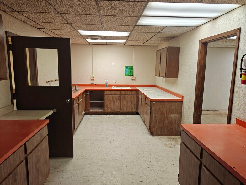 More Photos Of 208 1st St, McCook Office For Sale