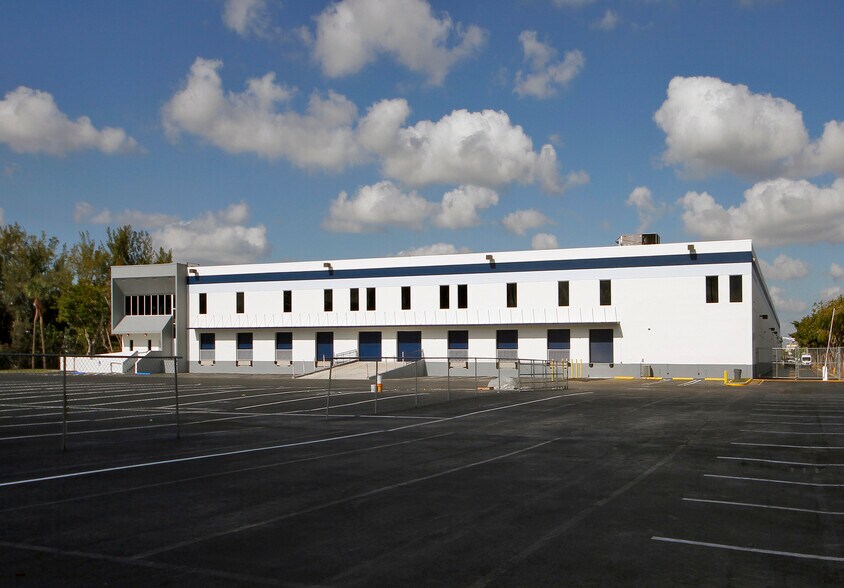 More Photos Of 1900 NW 92nd Ave, Doral Distribution For Lease