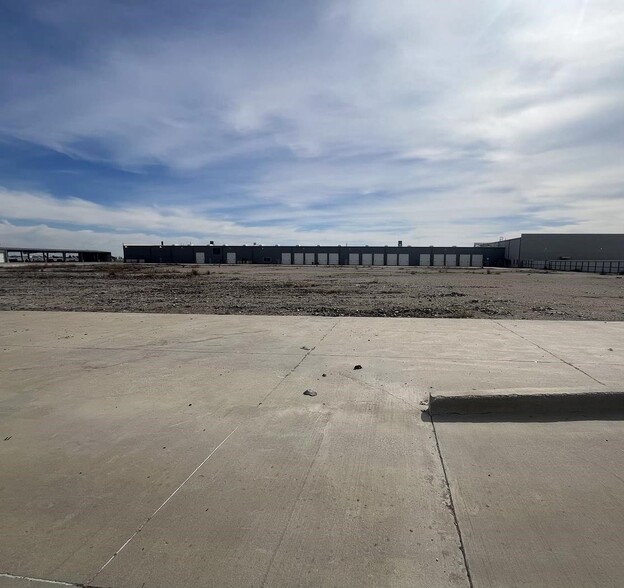 More Photos Of 6800 S Interstate Highway 45, Wilmer Showroom For Lease