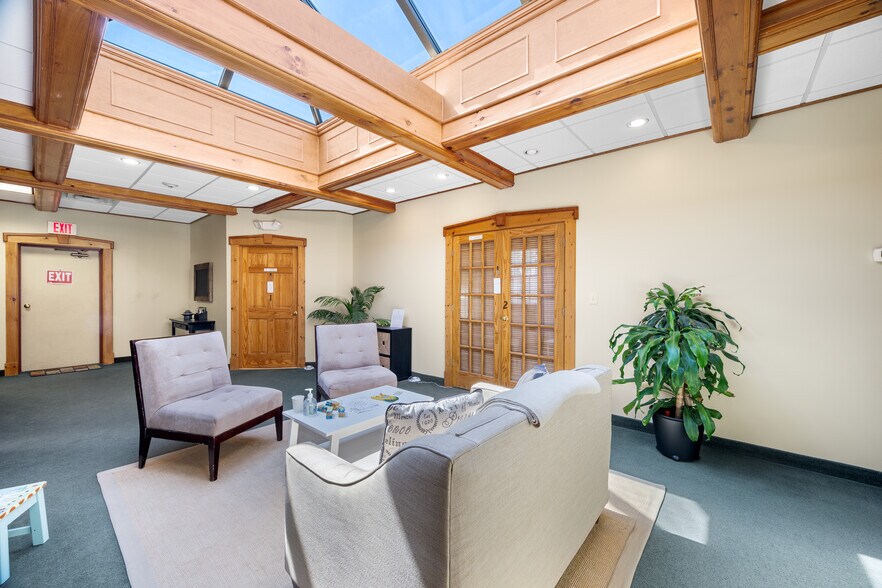 More Photos Of 132 Main St, Southington Bank For Lease