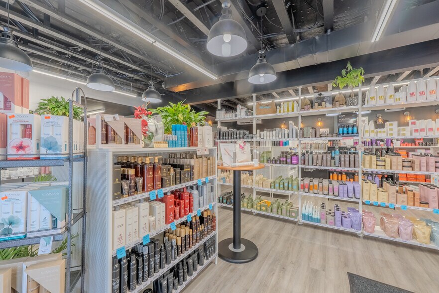 More Photos Of 525 Rue Sagard, St-Bruno-de-Montarville Warehouse For Lease