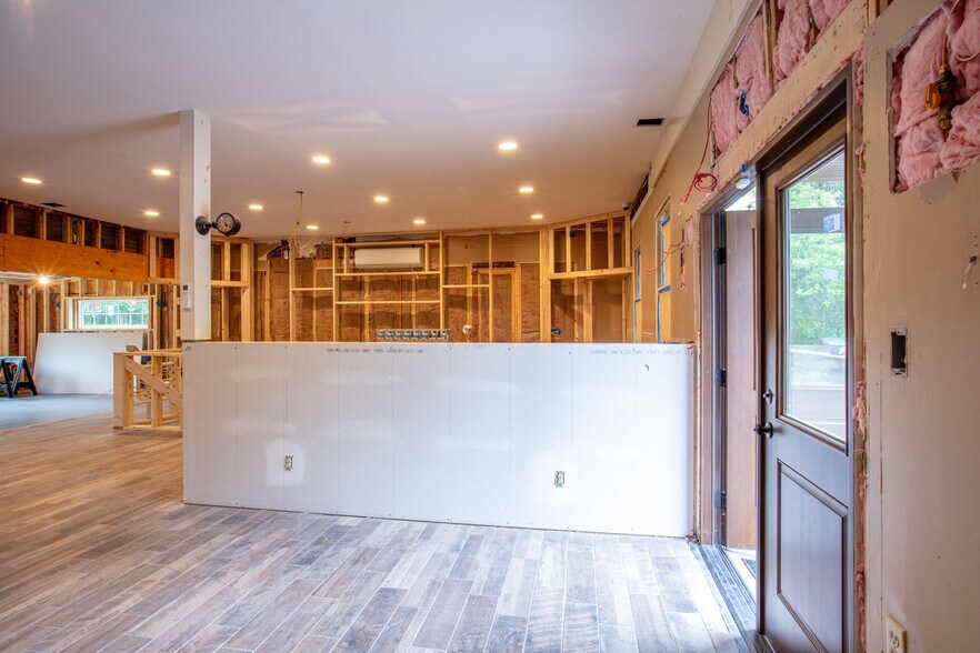 More Photos Of 137 Longwoods Rd, Cumberland Restaurant For Lease