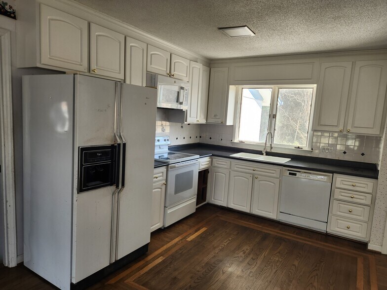 More Photos Of 721 E Gannon Ave, Zebulon Warehouse For Sale