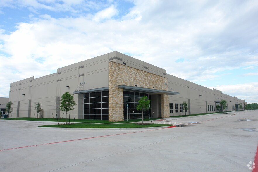 More Photos Of 875 W Sandy Lake Rd, Coppell Warehouse For Lease