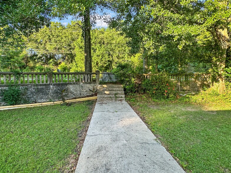 More Photos Of 1505 S Hwy 95A, Cantonment Freestanding For Sale