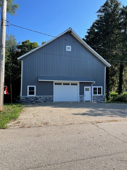 More Photos Of 3011 Newell St, Burnips Self Storage For Lease