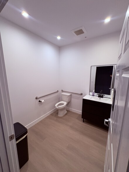 More Photos Of 2371 Vanderbilt Beach Rd, Naples Freestanding For Lease
