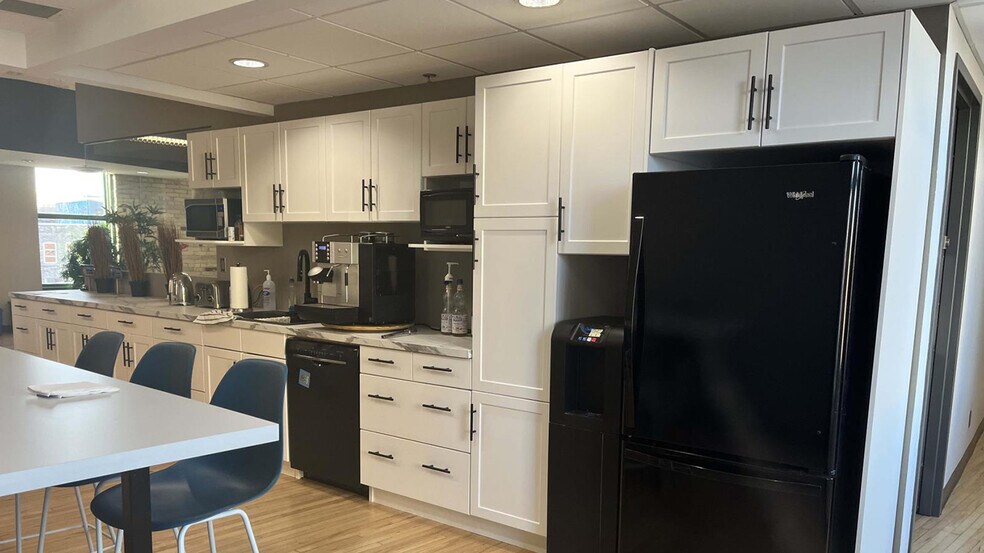 More Photos Of 211 Bannatyne Av, Winnipeg Office For Lease