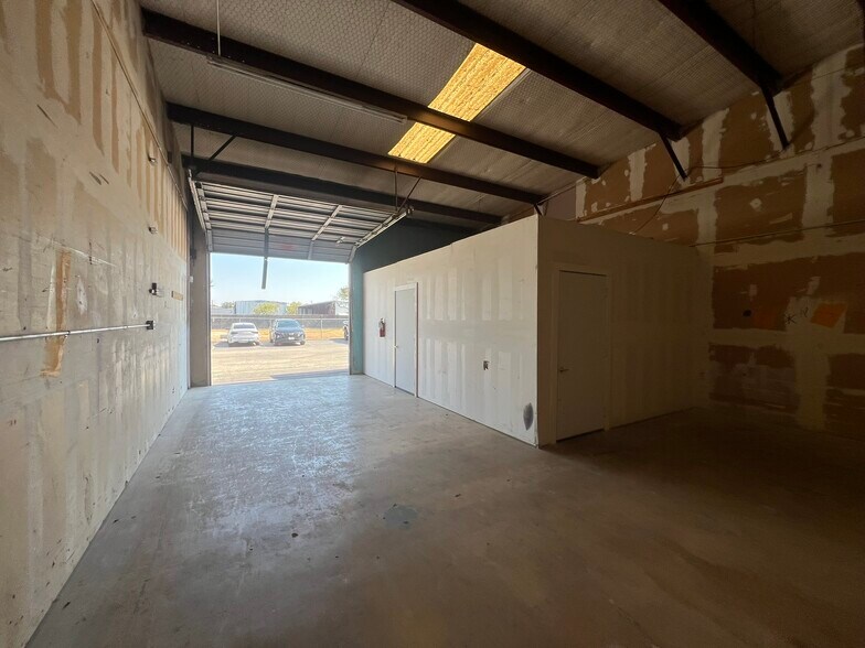 More Photos Of 211 Trade Center Dr, New Braunfels Warehouse For Lease