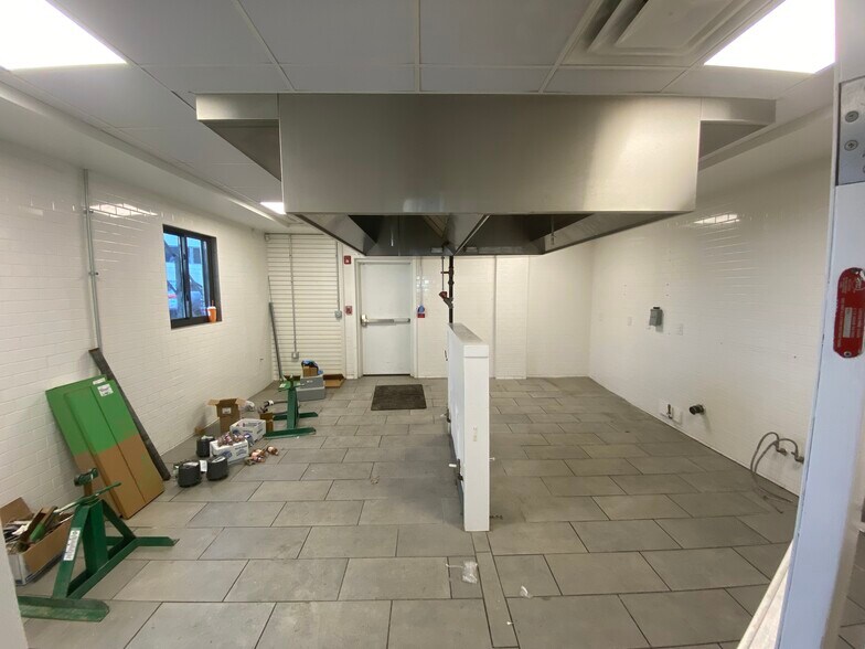 More Photos Of 52-60 LaSalle Rd, West Hartford Storefront Retail Office For Lease