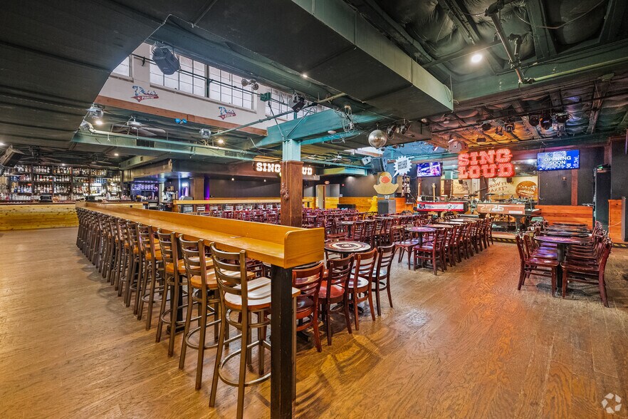 More Photos Of 611 Houston St, Fort Worth Bar For Lease