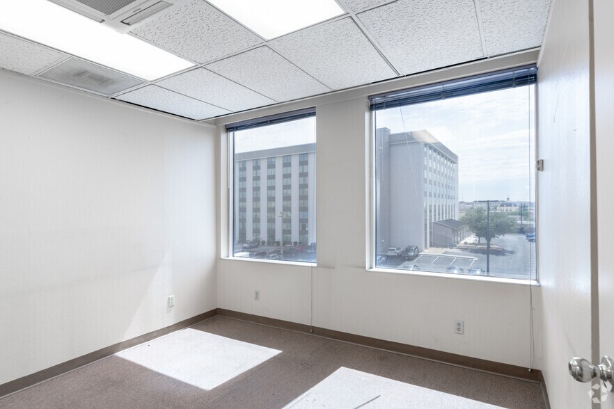 More Photos Of 6070 Gateway Blvd E, El Paso Office For Lease