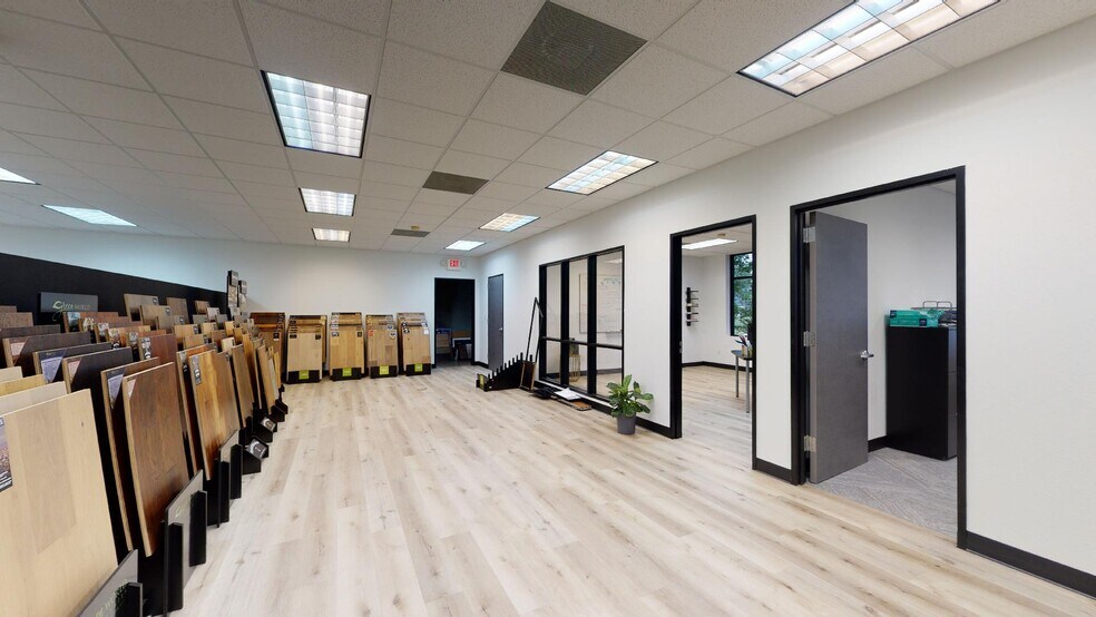 More Photos Of 3827 Promontory Point Dr, Austin Flex For Lease