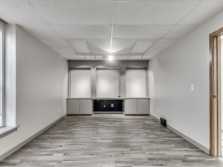 More Photos Of 901 N Virginia Ave, Oklahoma City Manufacturing For Sale