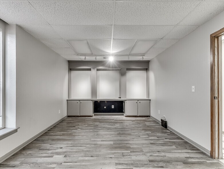 More Photos Of 901 N Virginia Ave, Oklahoma City Manufacturing For Sale