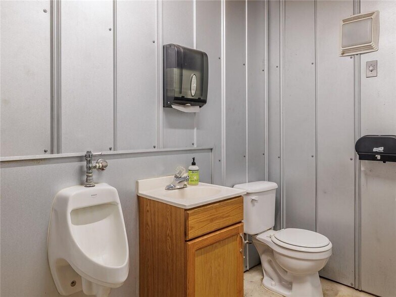 More Photos Of 744 FM 609, La Grange Service For Lease