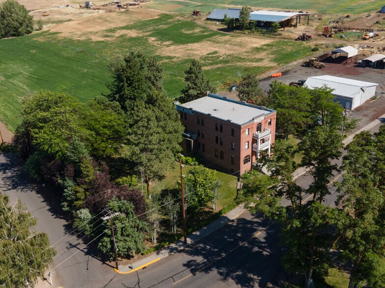 More Photos Of 40 SE Heimrich St, Dufur Hotel For Sale