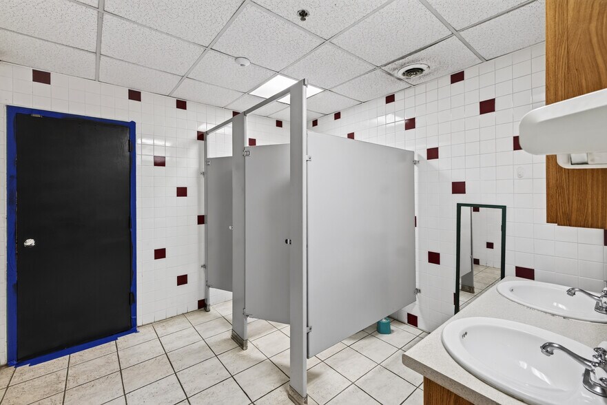 More Photos Of 210 W Terminal Rd, Liverpool Distribution For Lease
