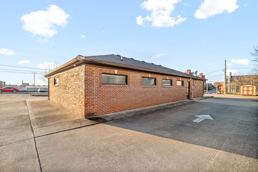 More Photos Of 215 8th St, Clarksville Medical For Lease